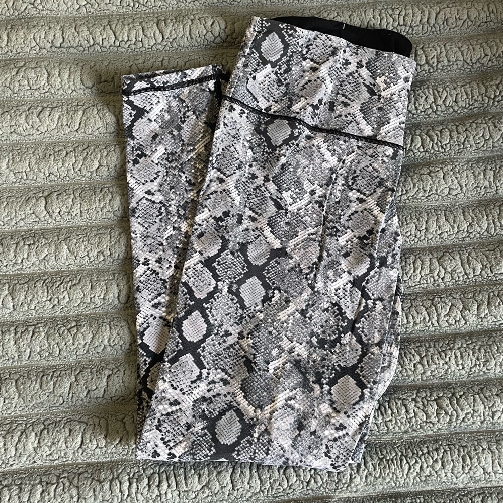 PINK Victoria’s Secret Women’s Leggings in a Reptile Pattern